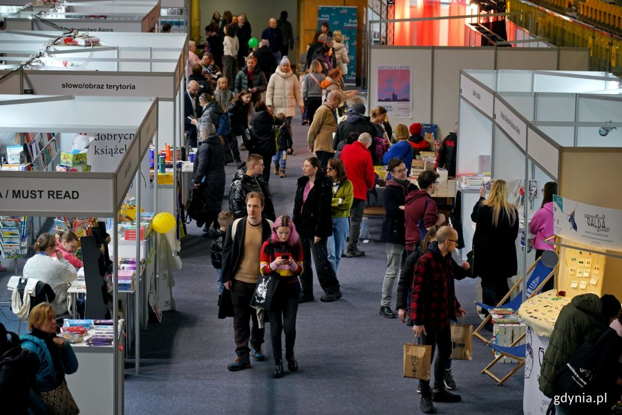 Uczestnicy Targ&oacute;w Książki w Gdyni odwiedzający stoiska wydawc&oacute;w