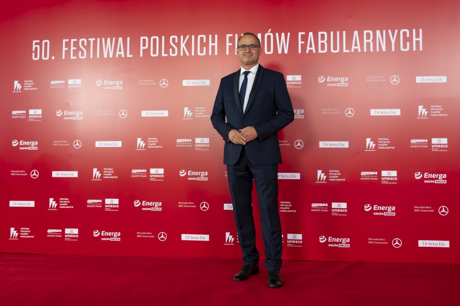 Czerwony dywan przed galą 50. FPFF. Wicewojewoda pomorski Emil Rojek (fot. Anna Bobrowska / mat. prasowe FPFF)
