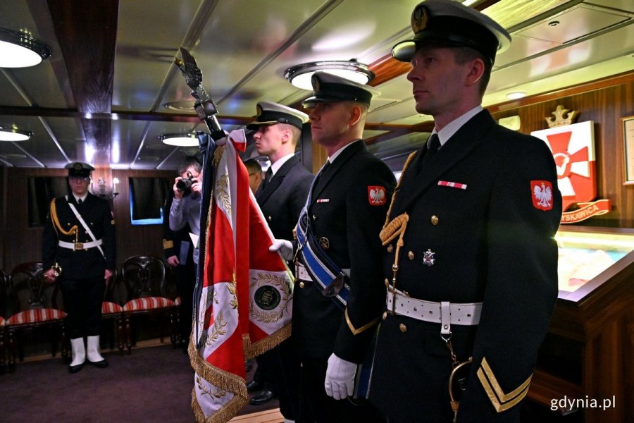 Poczet sztandarowy podczas uroczystości wręczenia odznaczeń Światowego Związku Żołnierzy Armii Krajowej