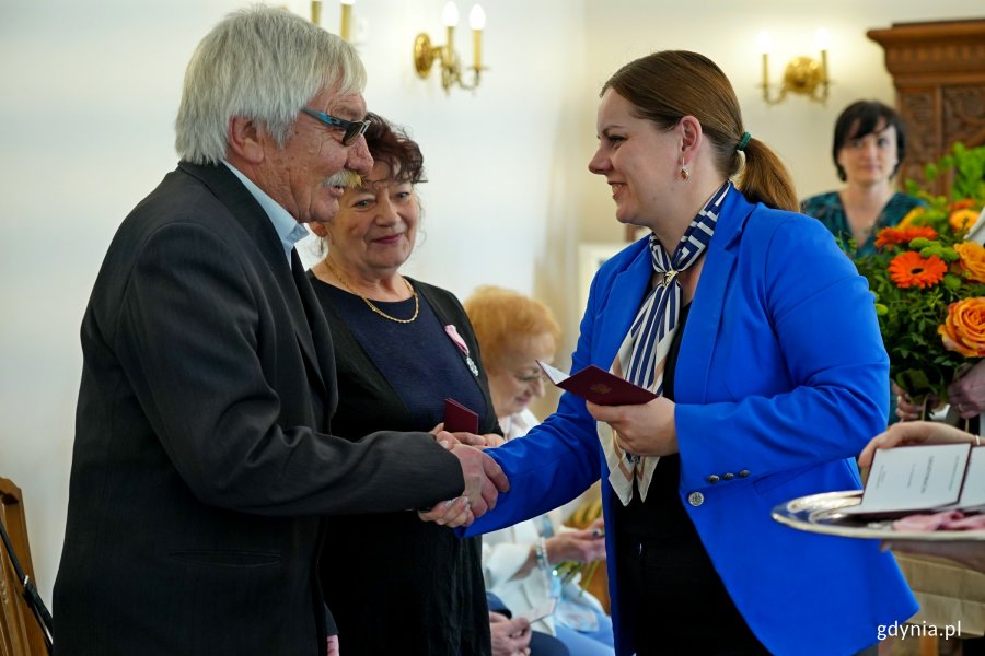 Prezydent Aleksandra Kosiorek wręcza medal jubilatom