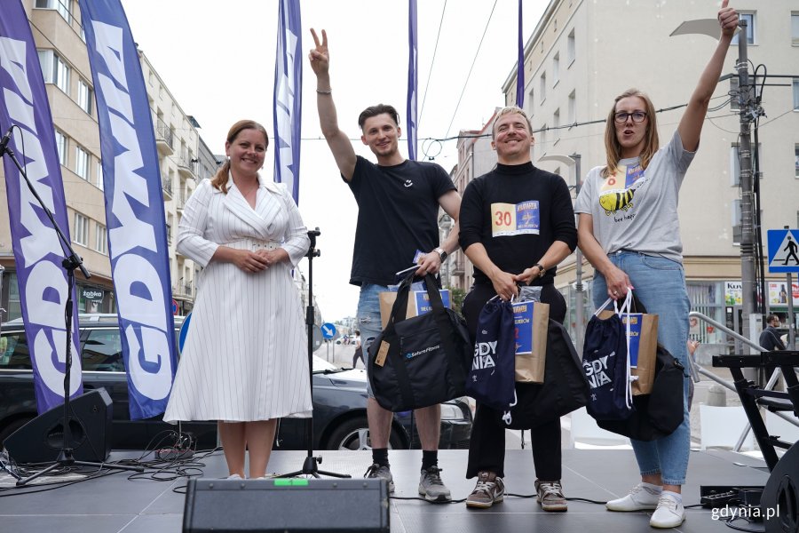 Prezydent Aleksandra Kosiorek z laureatami Biegu Kelnerów dla profesjonalistów podczas Kulinarnej Świętojańskiej