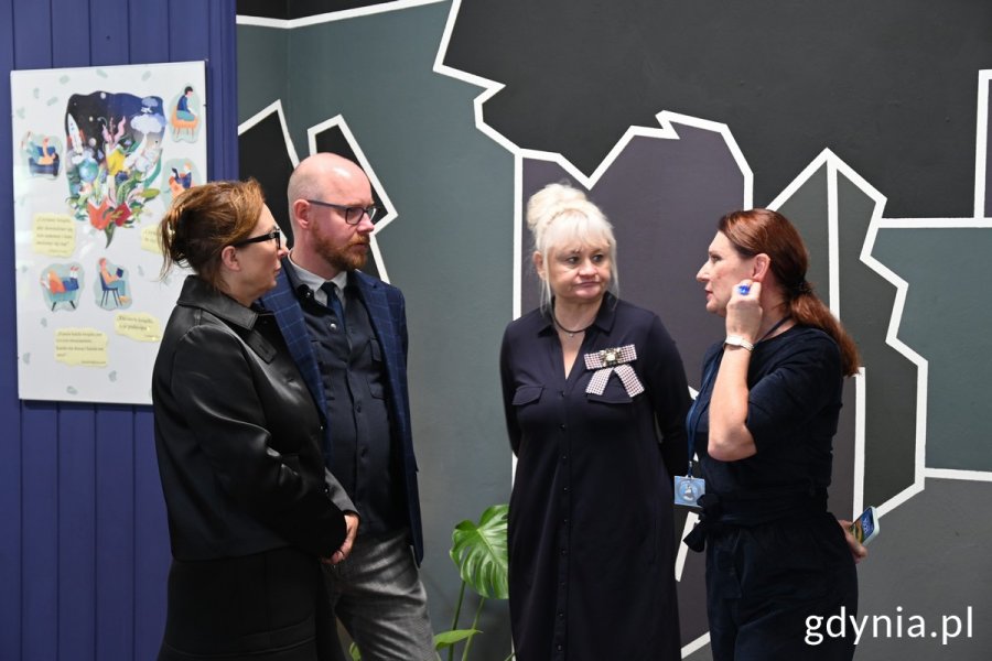 Na zdj. m.in. (od prawej) : Dorota Kotwicka, dyrektorka ZSChiE, Iwona Tanewska, naczelniczka Wydziału Edukacji i Grzegorz Kryger, Pomorski Kurator Oświaty
