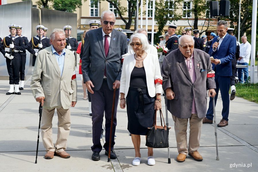 Przedstawiciele Stowarzyszenia Gdynian Wysiedlonych składający kwiaty przed pomnikiem podczas uroczystości upamiętniających 82. rocznicę wybuchu powstania warszawskiego 