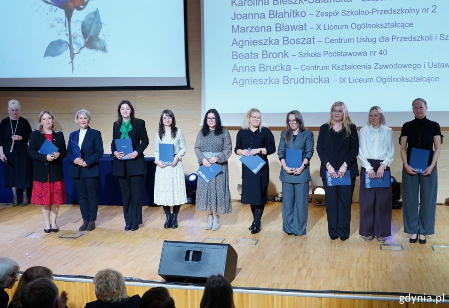 Nagrodzeni i wyróżnieni w towarzystwie wiceprezydentki Oktawii Gorzeńskiej