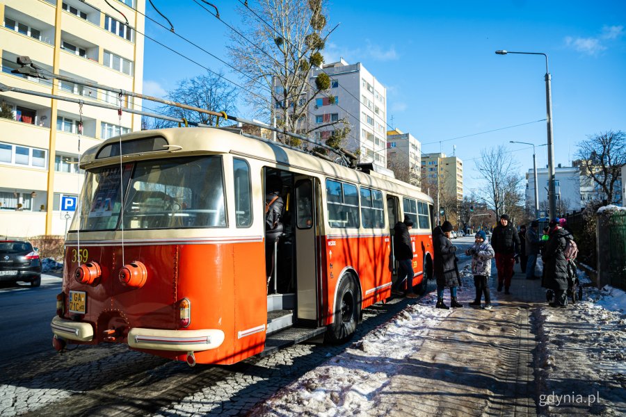 Gra miejska oparta na spektaklu &bdquo;Majka z Kajtkiem jadą trajtkiem&rdquo; (fot. Kamil Złoch)