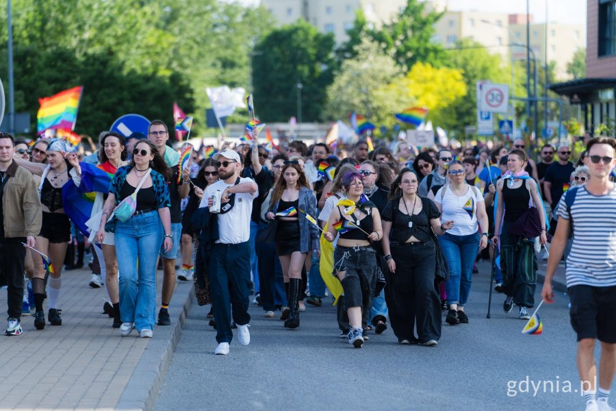 Uczestnicy 11. Tr&oacute;jmiejskiego Marszu R&oacute;wności idący ulicą 