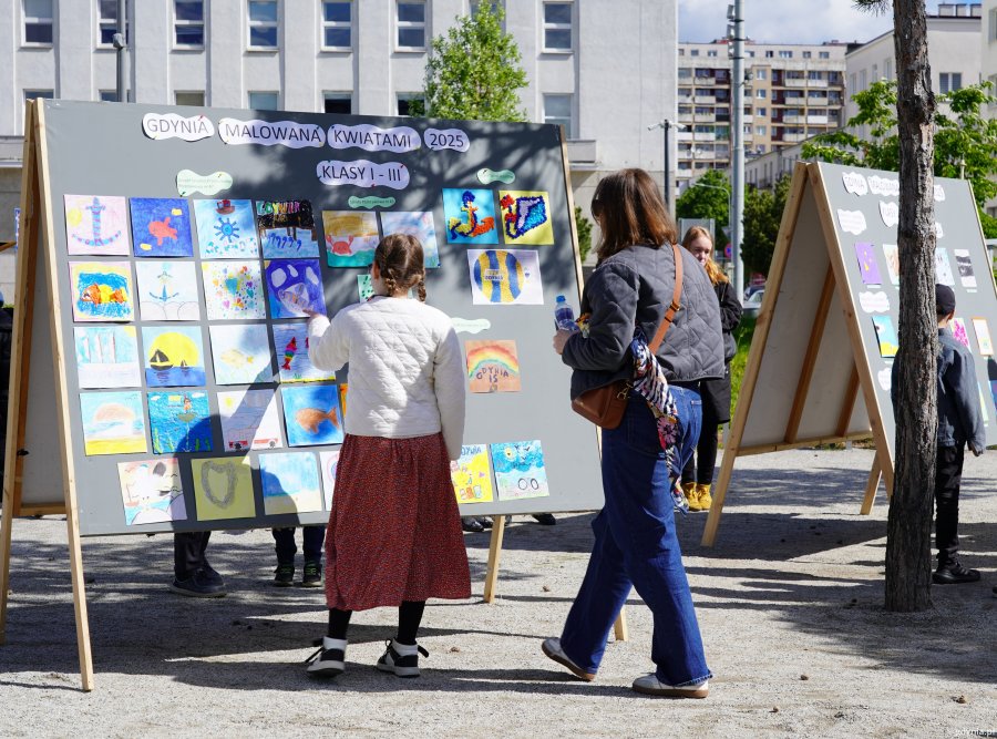 Uroczyste wręczenie nagród tegorocznym laureatom i wyróżnionym w konkursie „Gdynia malowana kwiatami” w Parku Centralnym