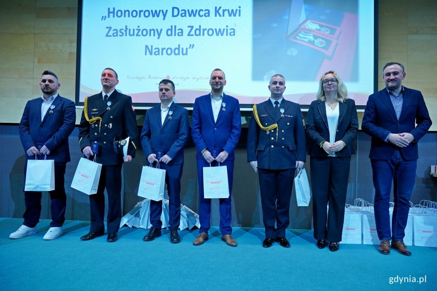 Odznaczeni honorowi dawcy krwi z Gdyni wraz z wiceprezydentem Tomaszem Augustyniakiem i dr hab. Marleną Robakowską &ndash; dyrektor Regionalnego Centrum Krwiodawstwa i Krwiolecznictwa w Gdańsku podczas gali