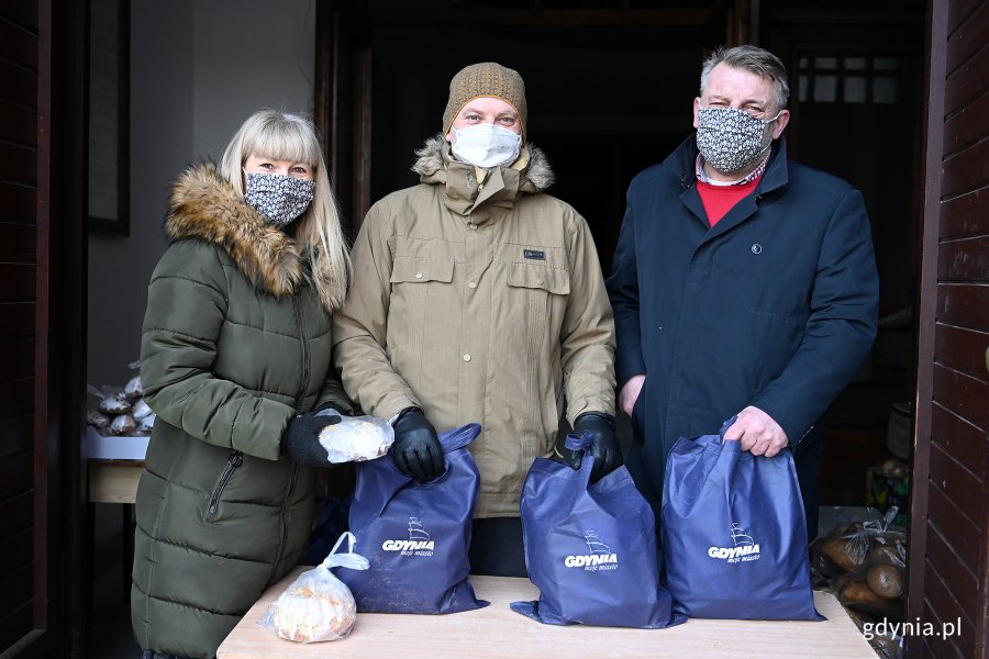 Osoby samotne i potrzebujące otrzymały paczki z tradycyjnymi wielkanocnymi produktami. ok. 60 osób odebrało je w niedziele przy kościele oo. franciszkanów // fot. Michał Puszczewicz