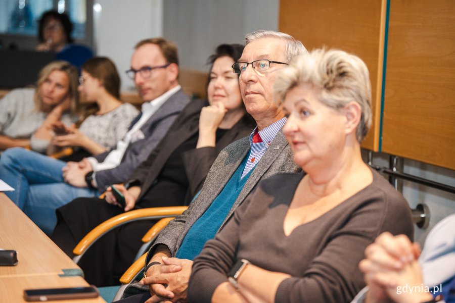 Na pierwszej sesji gościli radni Marika Domozych, Anna Myszka, Lechosław Dzierżak, Zenon Roda, Jakub Ubych i Elżbieta Raczyńska, pełniąca funkcję opiekunki Młodzieżowej Rady / fot. Mateusz Dietrich