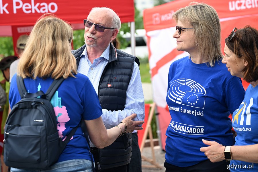 Piknik Europejski na Placu Wolnej Ukrainy w Gdyni - europoseł Janusz Lewandowski (fot. Michał Puszczewicz)