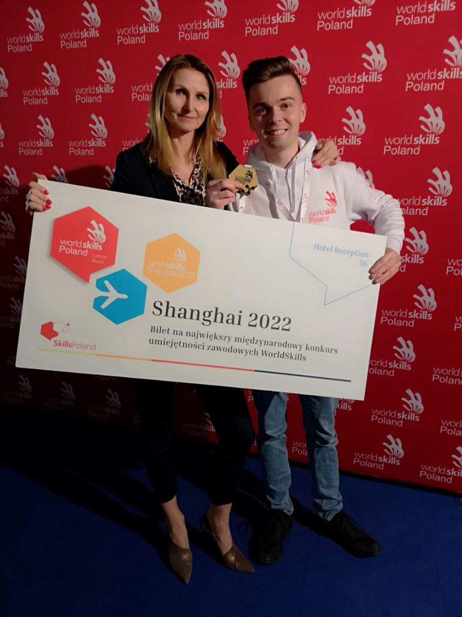 Dawid z biletem do Szanghaju i swoją nauczycielką Katarzyną Thiel-Winkler.