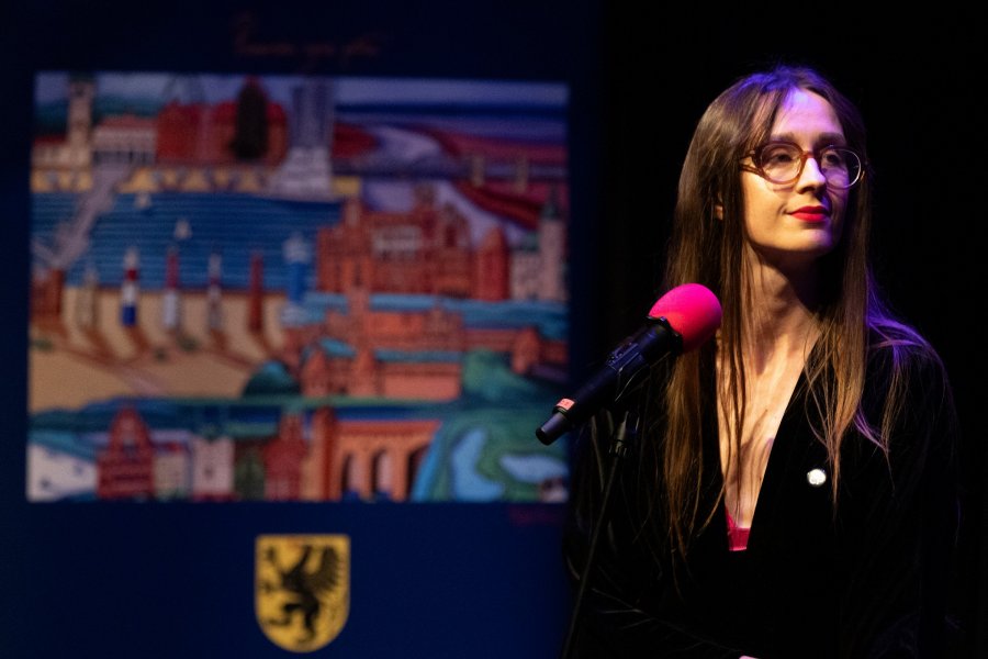 Krystyna Weiher-Sitkiewicz prowadząca gdyńską galę festiwalu Millennium Docs Against Gravity