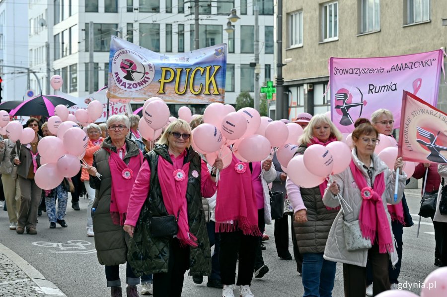 Uczestniczki Marszu R&oacute;żowej Wstążki na ul. Świętojańskiej 