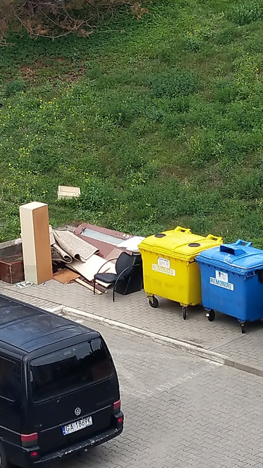 Przykładowe zgłoszenie z aplikacji - pozostawione śmieci // źródło: GCK