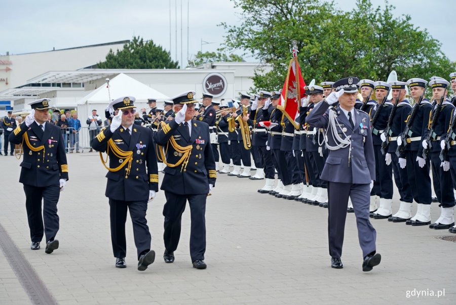 Od prawej: gen. dyw. pil. Ireneusz Nowak &ndash; dow&oacute;dca operacyjny rodzaj&oacute;w sił zbrojnych, wiceadm. Krzysztof Jaworski &ndash; nowy zastępca dow&oacute;dcy generalnego rodzaj&oacute;w sił zbrojnych i wiceadm. Piotr Nieć &ndash; nowy dow&oacute;dca Centrum Operacji Morskich &ndash; Dow&oacute;dca Komponentu Morskiego podczas uroczystości przekazania obowiązk&oacute;w dow&oacute;dcy COM - DKM