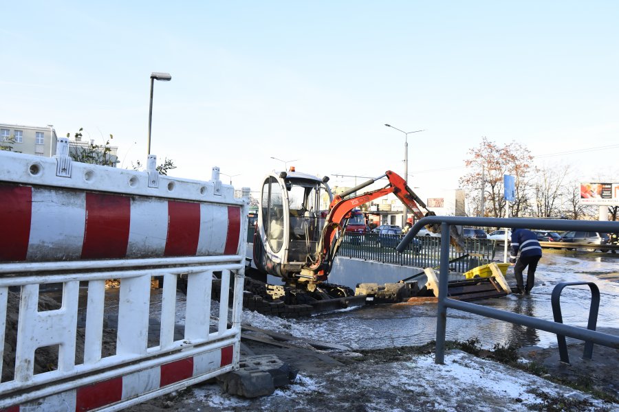 Na miejscu pracują strażacympracownicy Przedsiębiorstwa Wodociągów i Kanalizacji oraz policja, fot. Jan Ziarnicki