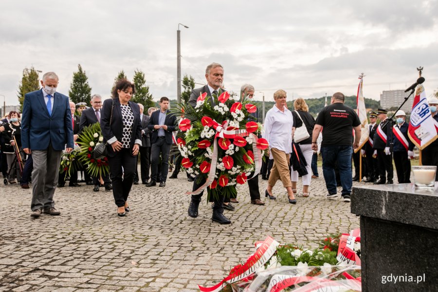 Prezydent Wojciech Szczurek składa wieniec pod pomnikiem Ofiar Grudnia '70, fot. Karol Stańczak