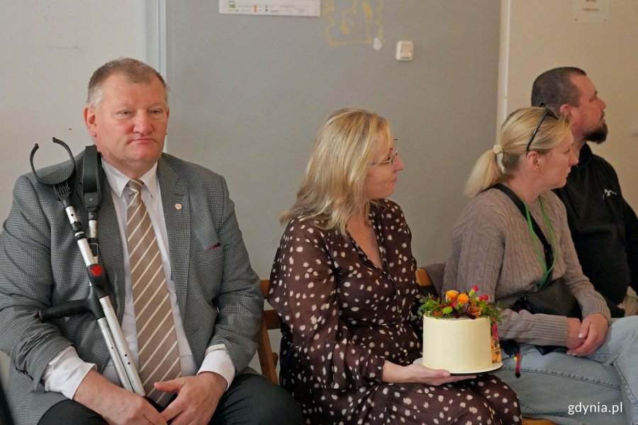 Uczestnicy obchod&oacute;w jubileuszu CKZiU nr 2 zgromadzeni w miejscu uroczystości, a wśr&oacute;d nich radny Gdyni dr Jarosław Kłodziński