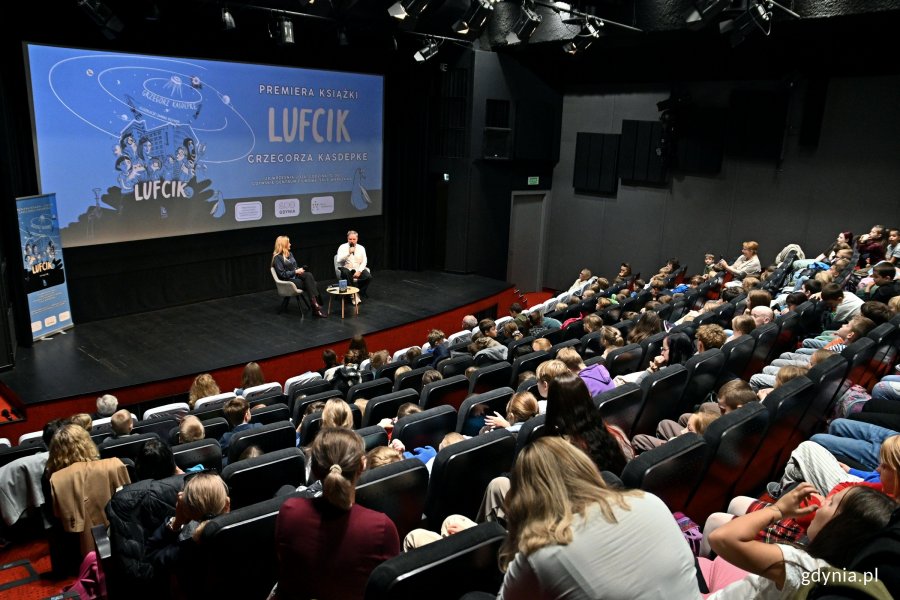 Grzegorz Kasdepke i Magdalena Rigamonti oraz publiczność zgromadzona podczas premiery książki pt. &bdquo;Lufcik&rdquo; w Gdyńskim Centrum Filmowym 