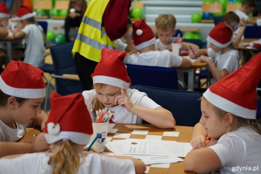 Dzieci rozwiązują łamigówki