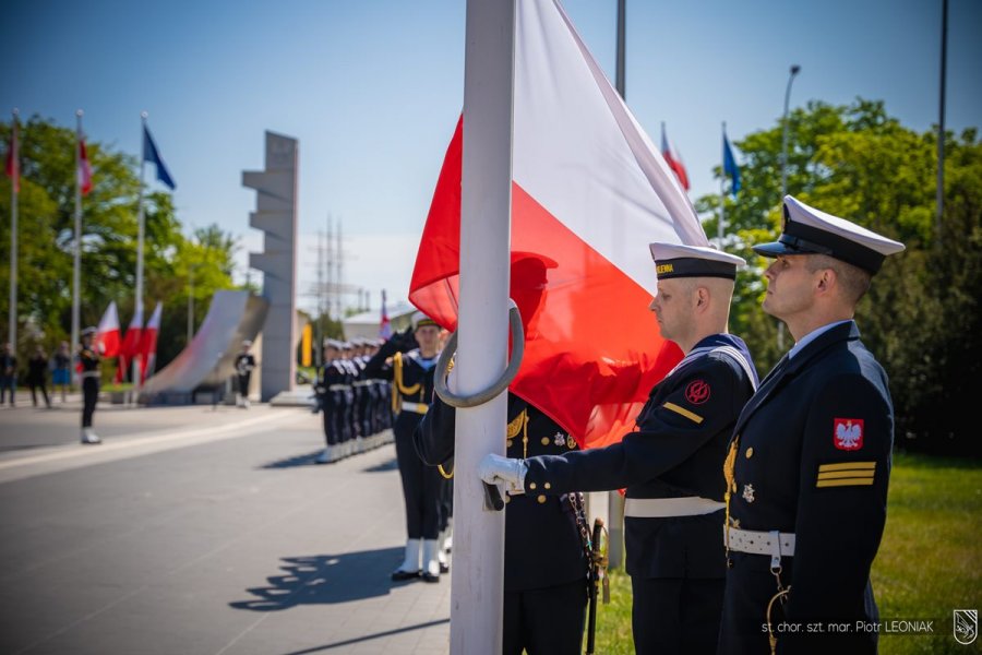 Gdyńskie obchody Międzynarodowego Dnia Uczestników Misji Pokojowych ONZ oraz Dnia Weterana Działań poza Granicami Państwa przed pomnikiem Polski Morskiej. Fot. st. chor. szt. mar. Piotr Leoniak