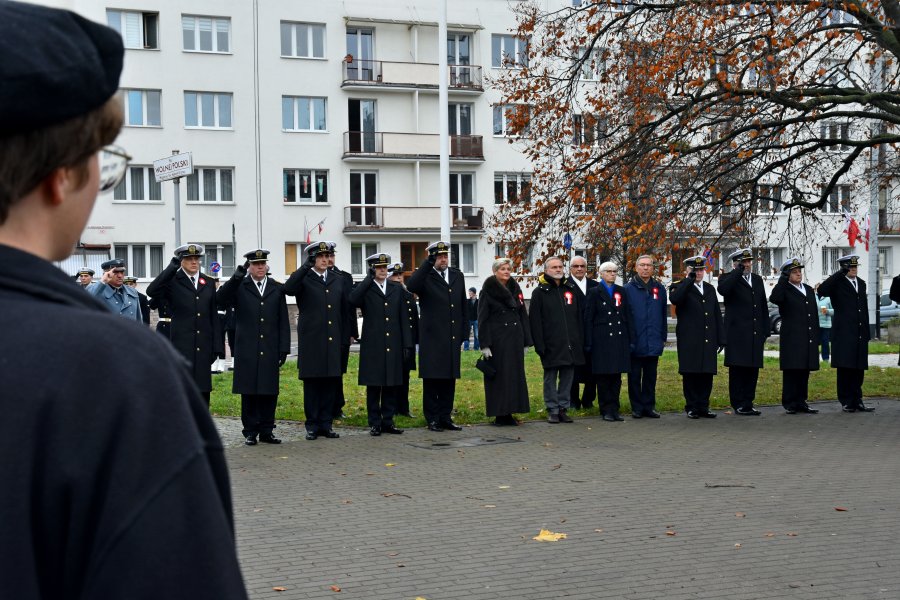 Przedstawiciele Związku Piłsudczyków RP i Marynarki Wojennej podczas uroczystości na placu Wolnej Polski. W środku delegacja gdyńskich samorządowców, od lewej: radna Elżbieta Raczyńska, prezydent Wojciech Szczurek, przewodnicząca Rady Miasta Joanna Zielińska oraz radny Zenon Roda // fot. Magdalena Czernek