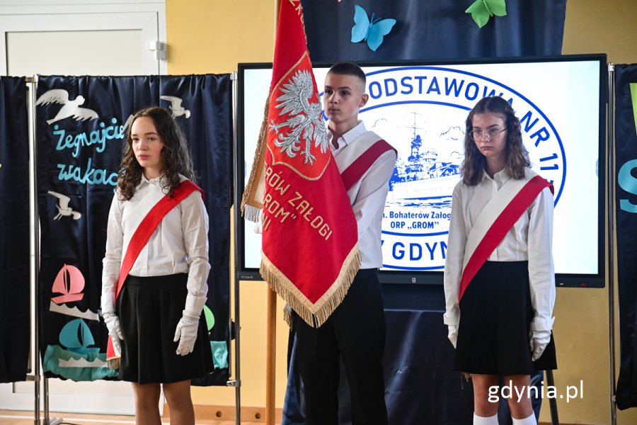 Poczet sztandarowy w SP 11