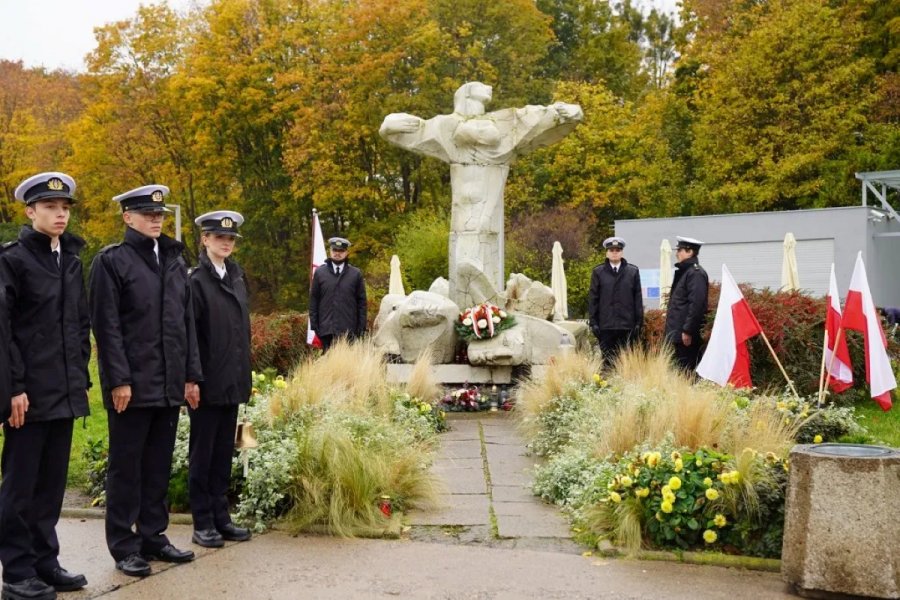 Uniwersytet Morski upamiętnił ludzi morza. Na zdjęciu widzimy Kompanię Reprezentacyjną Uniwersytetu Morskiego w Gdyni, pełniącą asystę honorową.