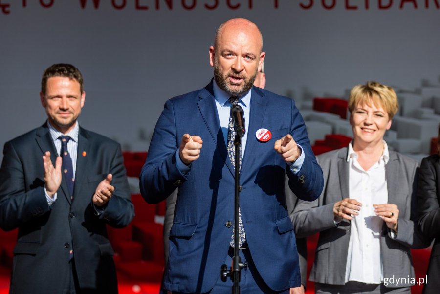 Kulminacyjnym punktem obchodów był wiec na Długim Targu, który rozpoczął się o godz. 17.30 od odśpiewania hymnu Europy, fot. Piotr Hukało.