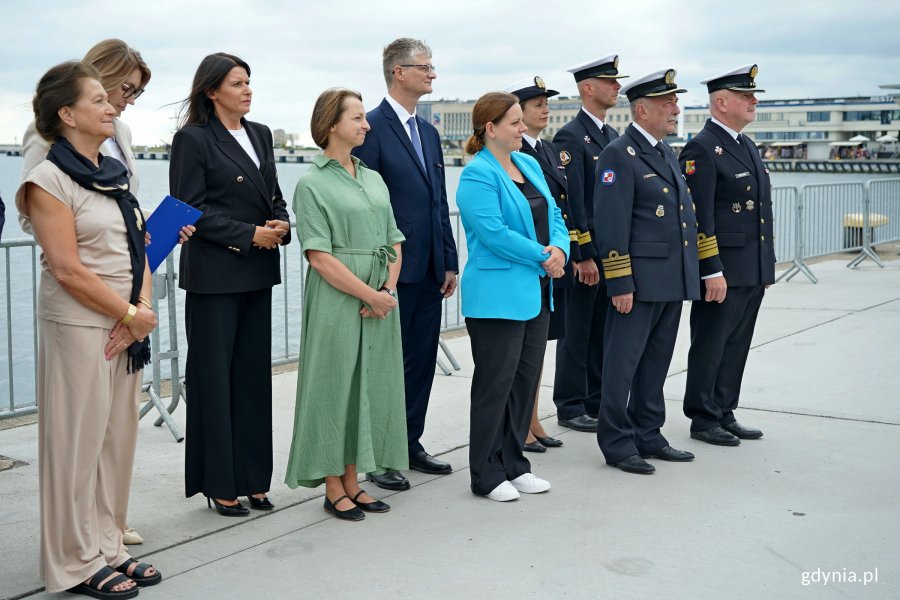 Od prawej: przedstawiciele Marynarki Wojennej RP, prezydent Gdyni Aleksandra Kosiorek, wiceprezydent Rafał Geremek, Mariola Śrubarczyk-Cichowska - wiceprzewodnicząca Rady Miasta Gdyni, radna Larysa Kramin, Kalina Gierblińska - rzecznik prasowa Zarządu Morskiego Portu Gdynia oraz Hanna Wenda-Uszyńska - wnuczka inż. Tadeusza Wendy podczas  uroczystości z okazji 162. rocznicy urodzin inż. Tadeusza Wendy