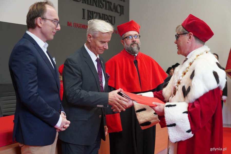 Mężczyźni w gronostajach
