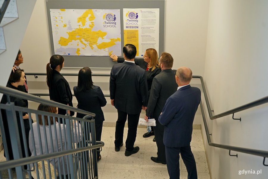 Zdjęcie grupowe delegacji z Kaohsiungu i Gdyni podczas spaceru po ZSO nr 8 w Gdyni