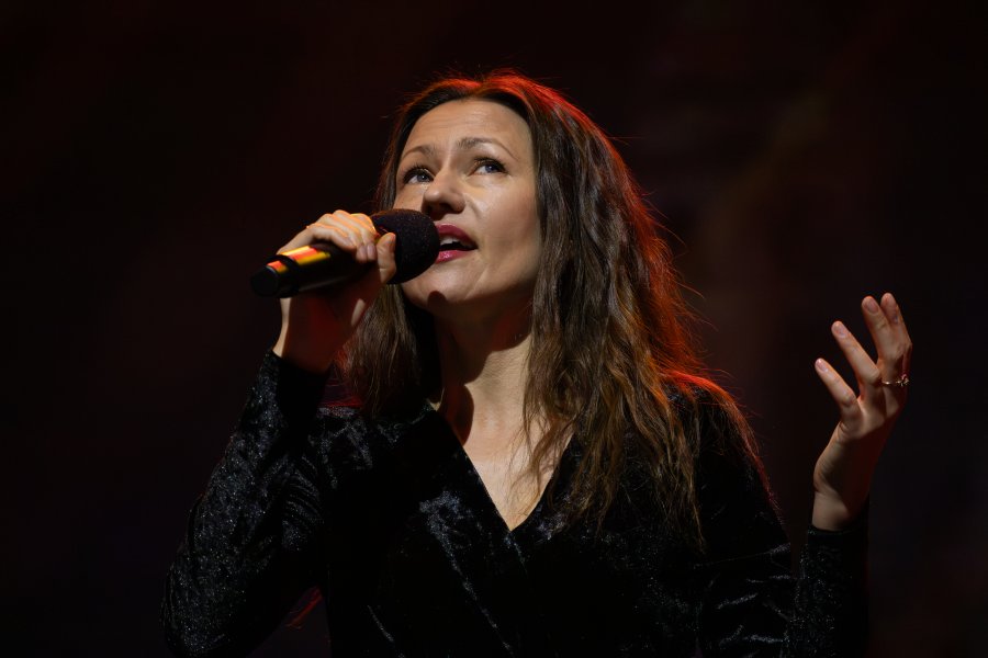 Kobieta z mikrofonem na scenie