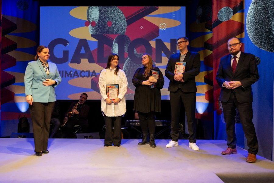 Marzena Chojnowska (trzecia z lewej), laureatka w kategorii animacja kultury oraz nominowani w tej samej kategorii w towarzystwie prezydent Aleksandry Kosiorek i Mariusza Bzdęgi, dyrektora zarządzającego ds. kultury i aktywności mieszkańców