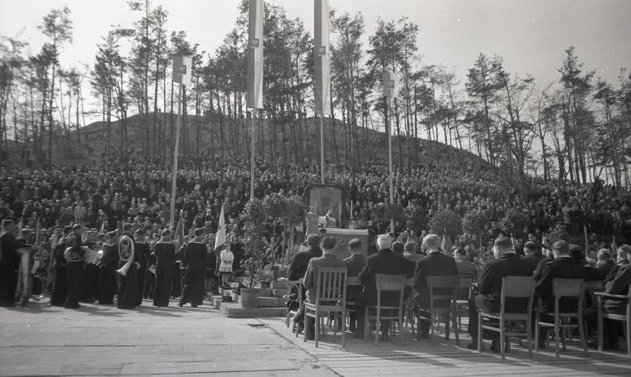 Uroczysta ceremonia 1. rocznicy wyzwolenia Gdyni na placu Grunwaldzkim // fot. Florian Staszewski / zbiory Muzeum Miasta Gdyni