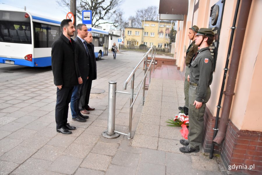 Przedstawiciele miasta w asyście harcerzy złożyli wieniec pod tablicą upamiętniającą gen. Antoniego Hedę-Szarego /fot. Paweł Kukla