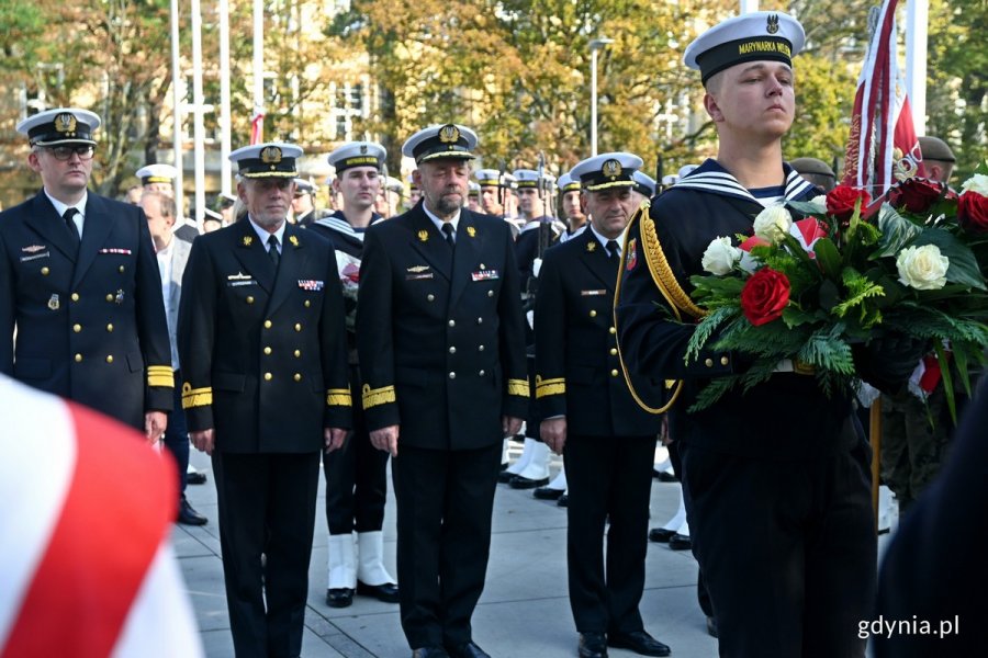Przedstawiciele Marynarki Wojennej składający kwiaty przed pomnikiem Armii Krajowej z okazji 84. rocznicy utworzenia Polskiego Państwa Podziemnego