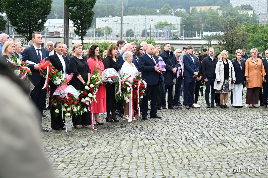 Uroczystości pod pomnikiem Ofiar Grudnia 1970 w ramach gdyńskich obchodów 45. rocznicy zakończenia strajków i podpisania porozumień sierpniowych (fot. Michał Puszczewicz)