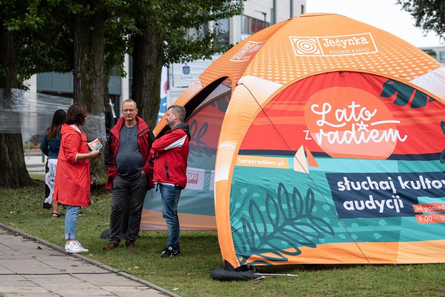 Plenerowe studia Polskiego Radia nadają z Gdyni przed „Lato z Radiem Festiwal”, fot. Dawid Linkowski