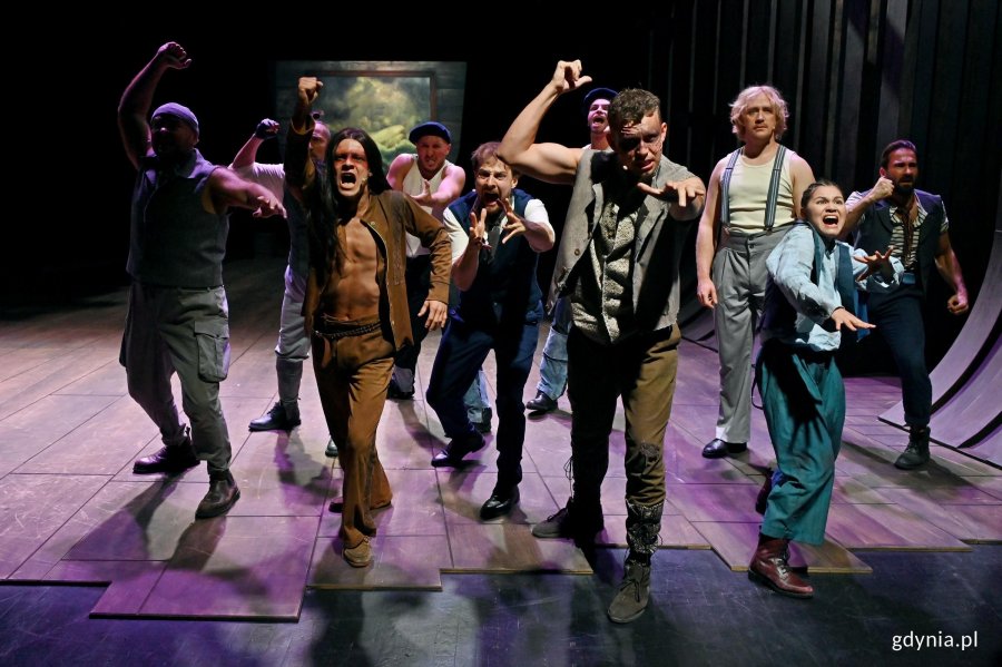 Zdjęcie z pr&oacute;by medialnej spektaklu &bdquo;Moby Dick&rdquo; w Teatrze Muzycznym w Gdyni. Scena zbiorowa