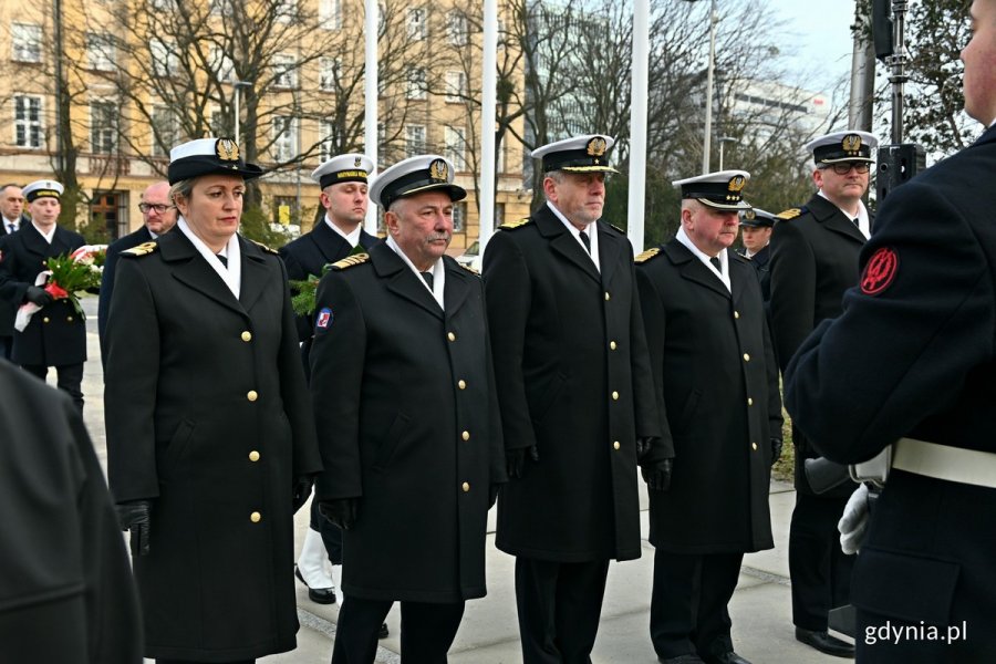 Przedstawiciele Marynarki Wojennej z kadm. Andrzejem Ogrodnikiem, dowódcą 3. Flotylli Okrętów, na czele składają kwiaty podczas 82. rocznicy utworzenia Armii Krajowej 