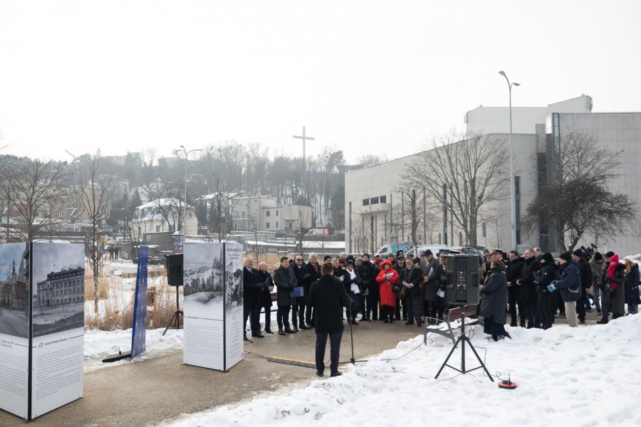 Tłum ciepło ubranych ludzi na placu