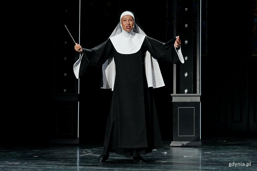 Zdjęcie z pr&oacute;by medialnej spektaklu &bdquo;Zakonnica w przebraniu&rdquo; w Teatrze Muzycznym w Gdyni. Karolina Trębacz jako Deloris Van Cartier 