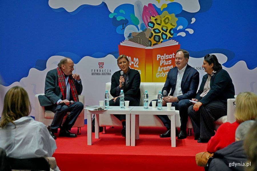 Od prawej: Mark Brzeziński &ndash; były ambasador USA w Polsce i Olga Leonowicz w rozmowie z Jerzym Kisielewskim podczas Targ&oacute;w Książki w Gdyni