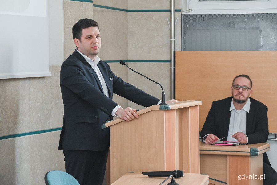 Wręczenie nagród w konkursie na najlepiej zaprojektowany szyld w Gdyni - przemawia wiceprezydent Gdyni Maciej Zielonka (fot. Kamil Złoch)