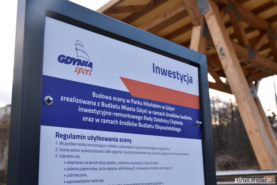 Tablica z regulaminem informuje użytkowników o tym, co jest dozwolone na terenie obiektu  (fot. Marek Urbaniak)