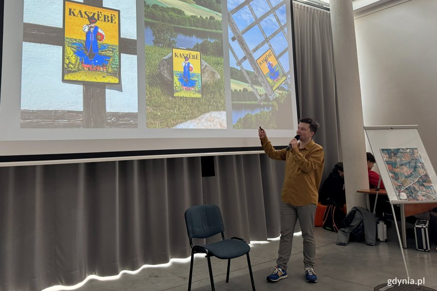 Światowy Tydzień Przedsiębiorczości 2025 w ZSA-E w Gdyni, na zdjęciu gdyński grafik Jan Rutka (fot. Katarzyna Balcerzak)