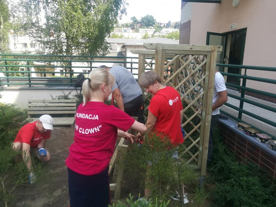 Wolontariusze Banku BPH i Fundacji „Dr Clown” osobiście zaangażowali się w tworzenie zielonego zakątka dla pacjentów Szpitala Morskiego im. PCK w Gdyni - dbają o zieleń i stawiają ławki // fot. Szpitale Pomorskie
