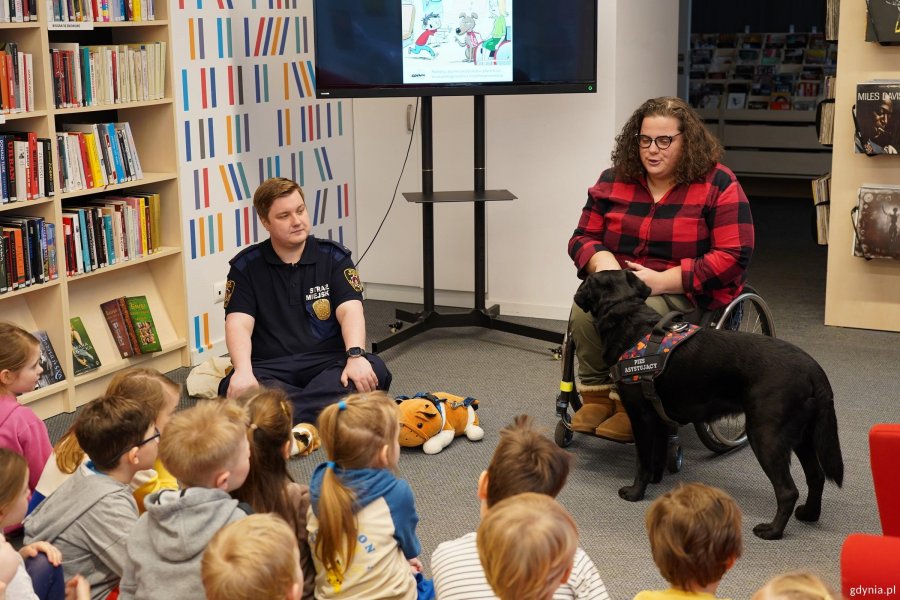 Marta Czachor z Wydziału Dostępności Urzędu Miasta Gdyni i Kamil Zdunek z Wydziału Straży Miejskiej i Zarządzania Kryzysowego na spotkaniu z przedszkolakami w Bibliotece Śr&oacute;dmieście